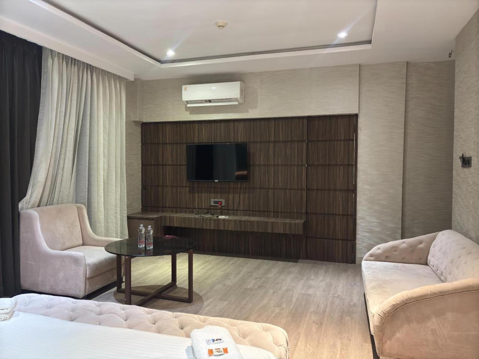 Hotel Elegant Inn Surat Luaran gambar