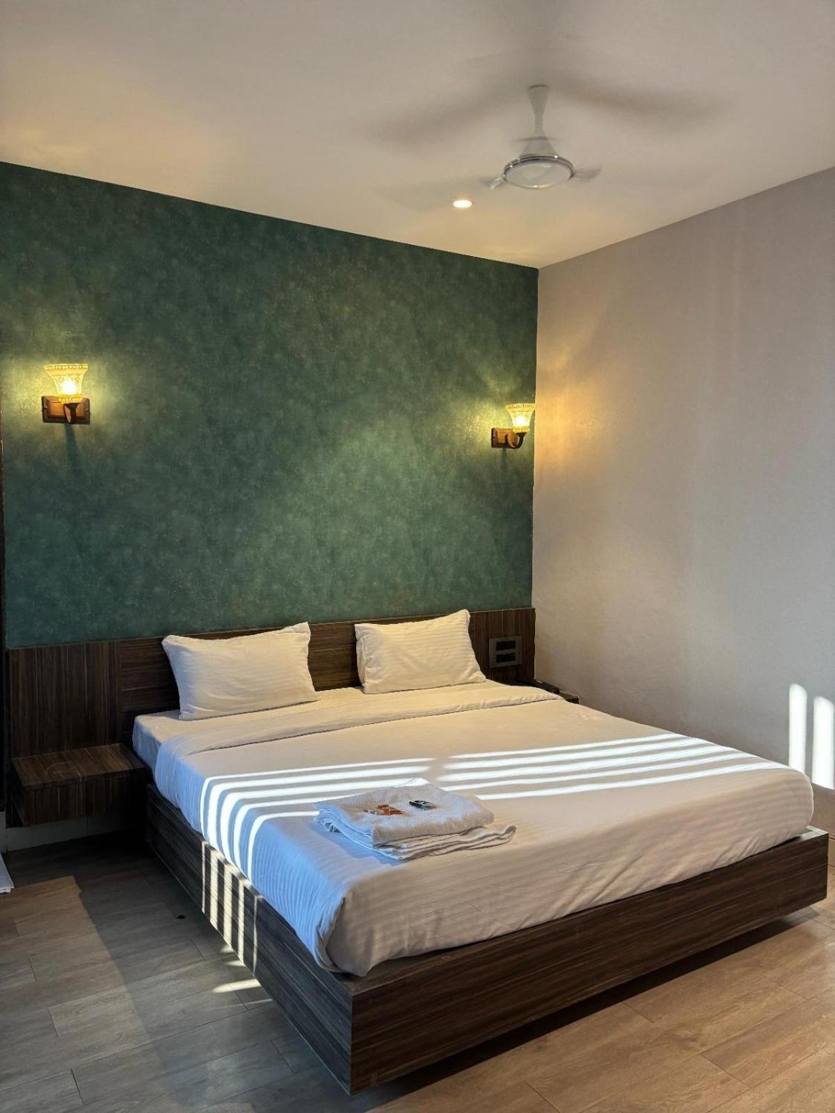 Hotel Elegant Inn Surat Luaran gambar