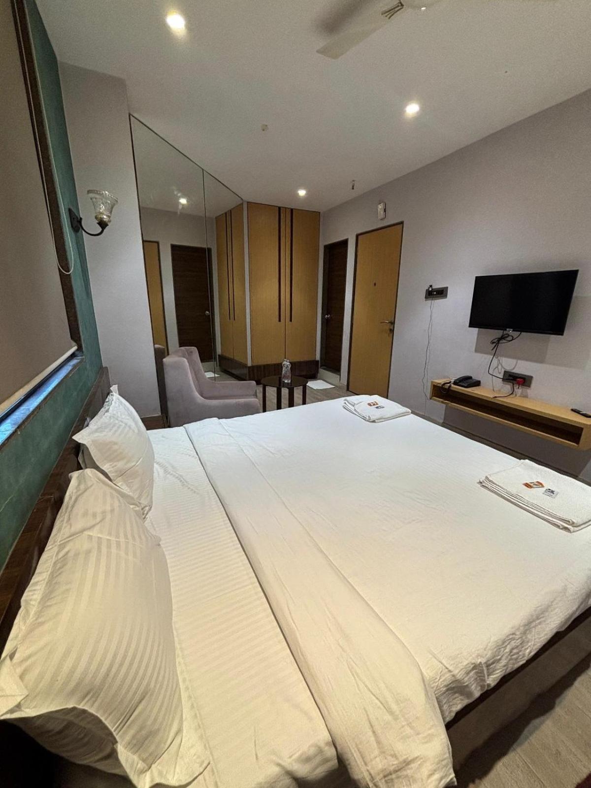 Hotel Elegant Inn Surat Luaran gambar