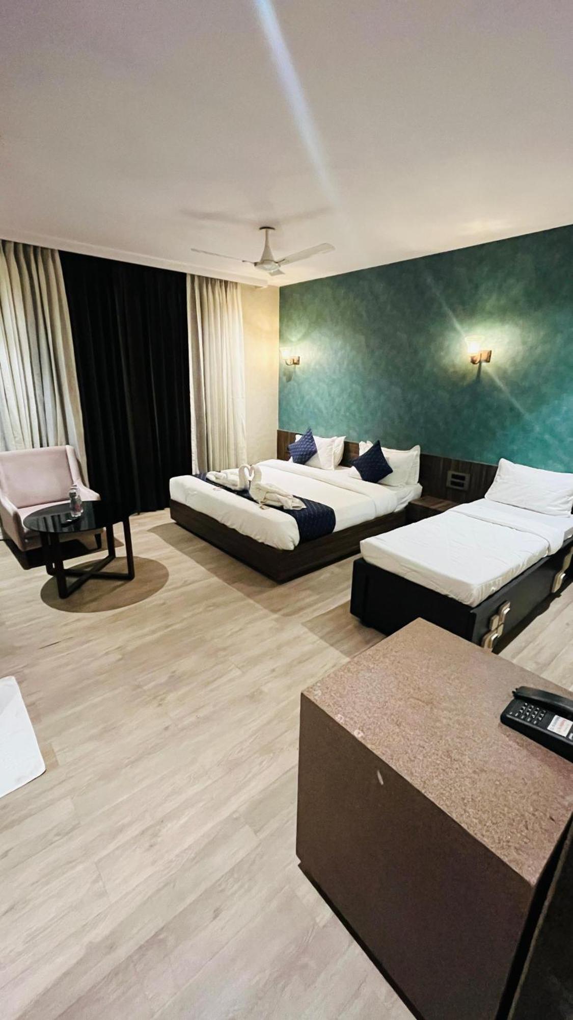 Hotel Elegant Inn Surat Luaran gambar