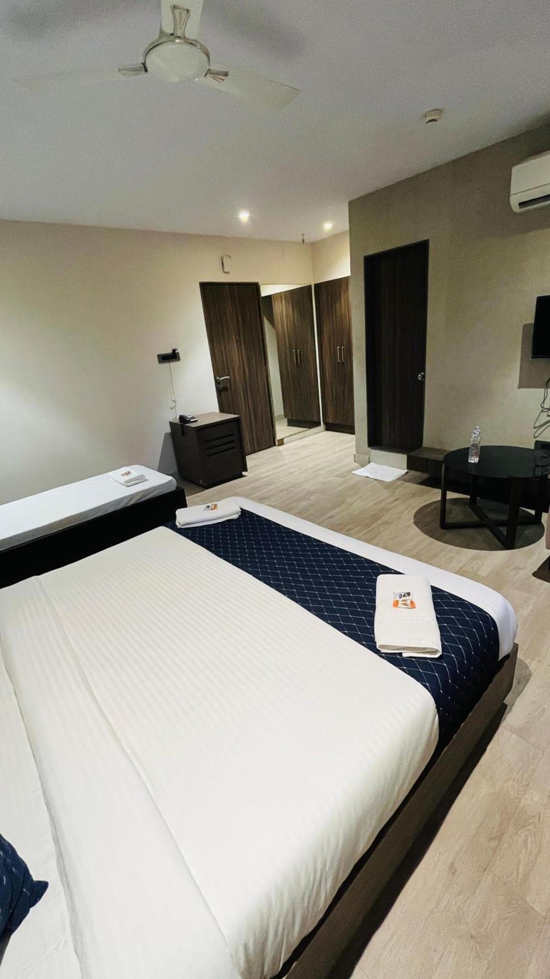 Hotel Elegant Inn Surat Luaran gambar