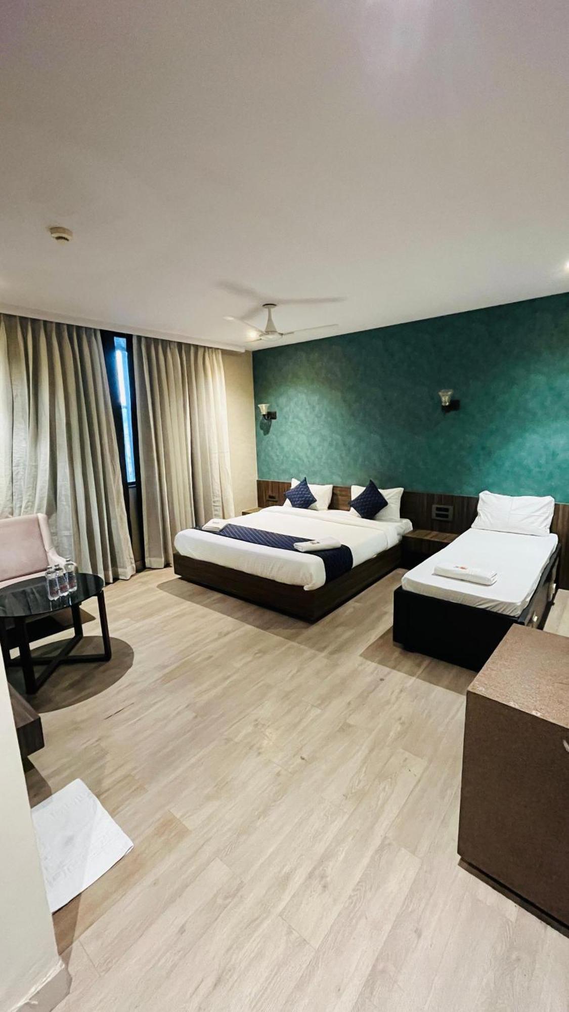 Hotel Elegant Inn Surat Luaran gambar