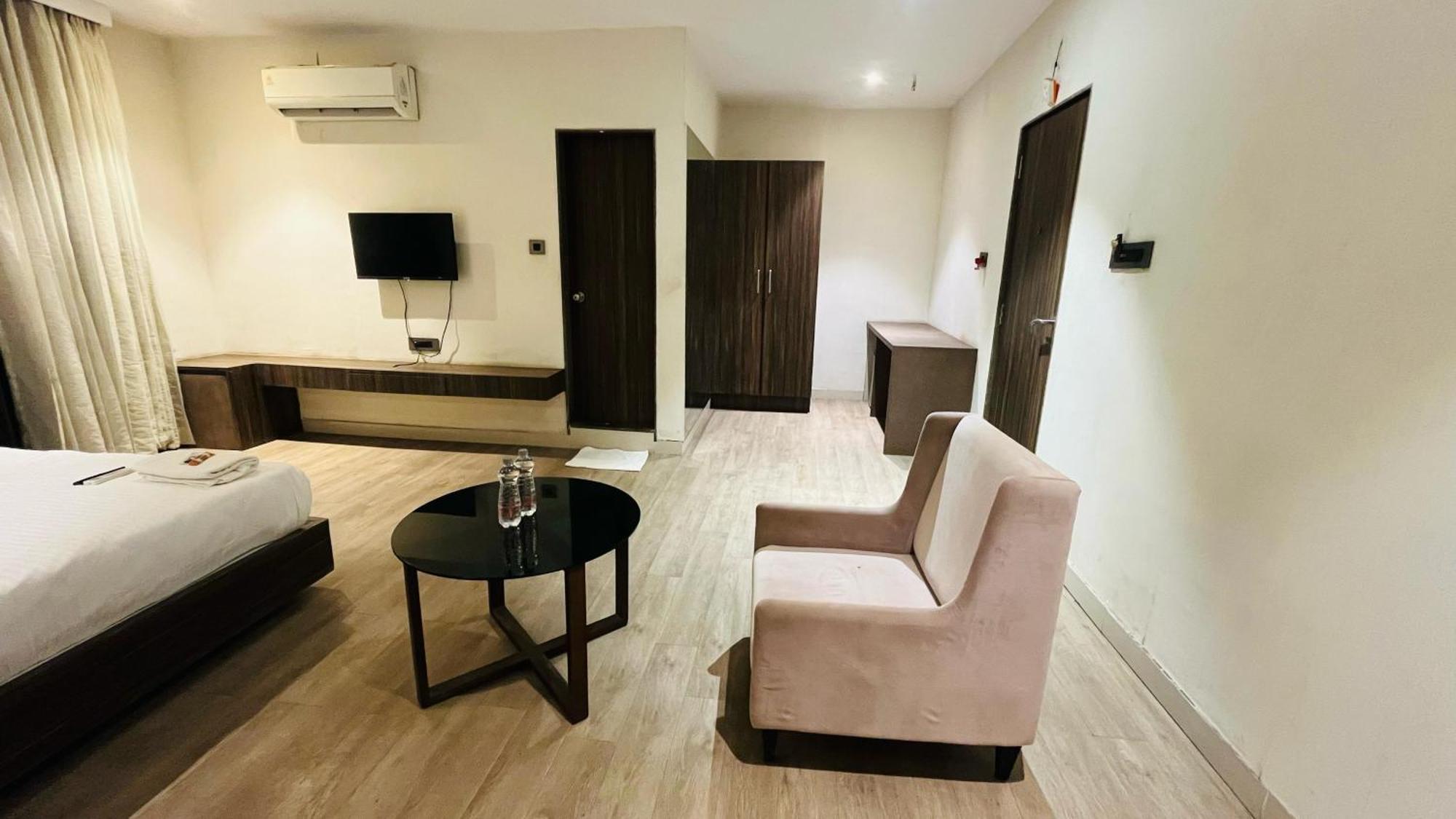 Hotel Elegant Inn Surat Luaran gambar