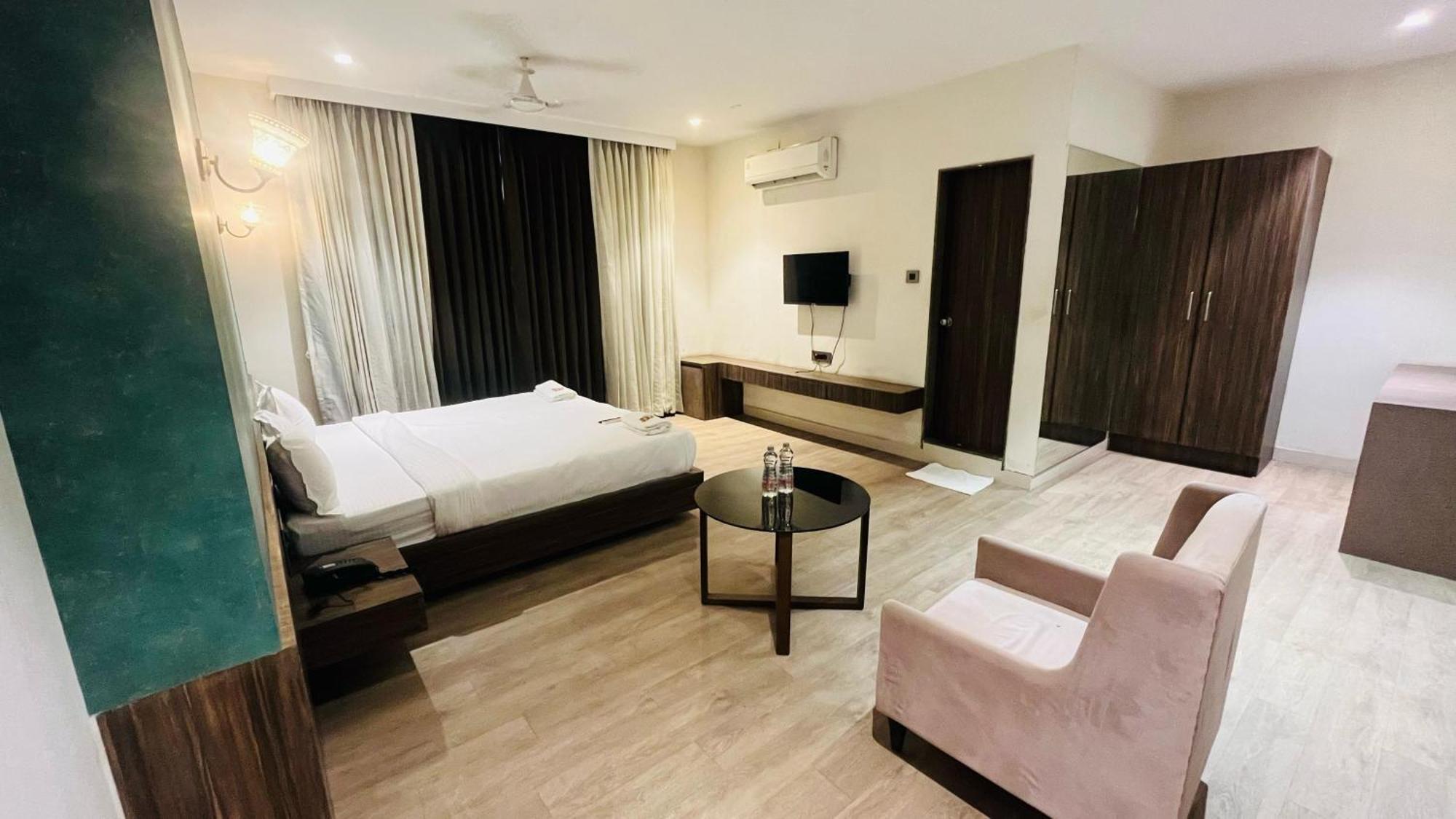 Hotel Elegant Inn Surat Luaran gambar