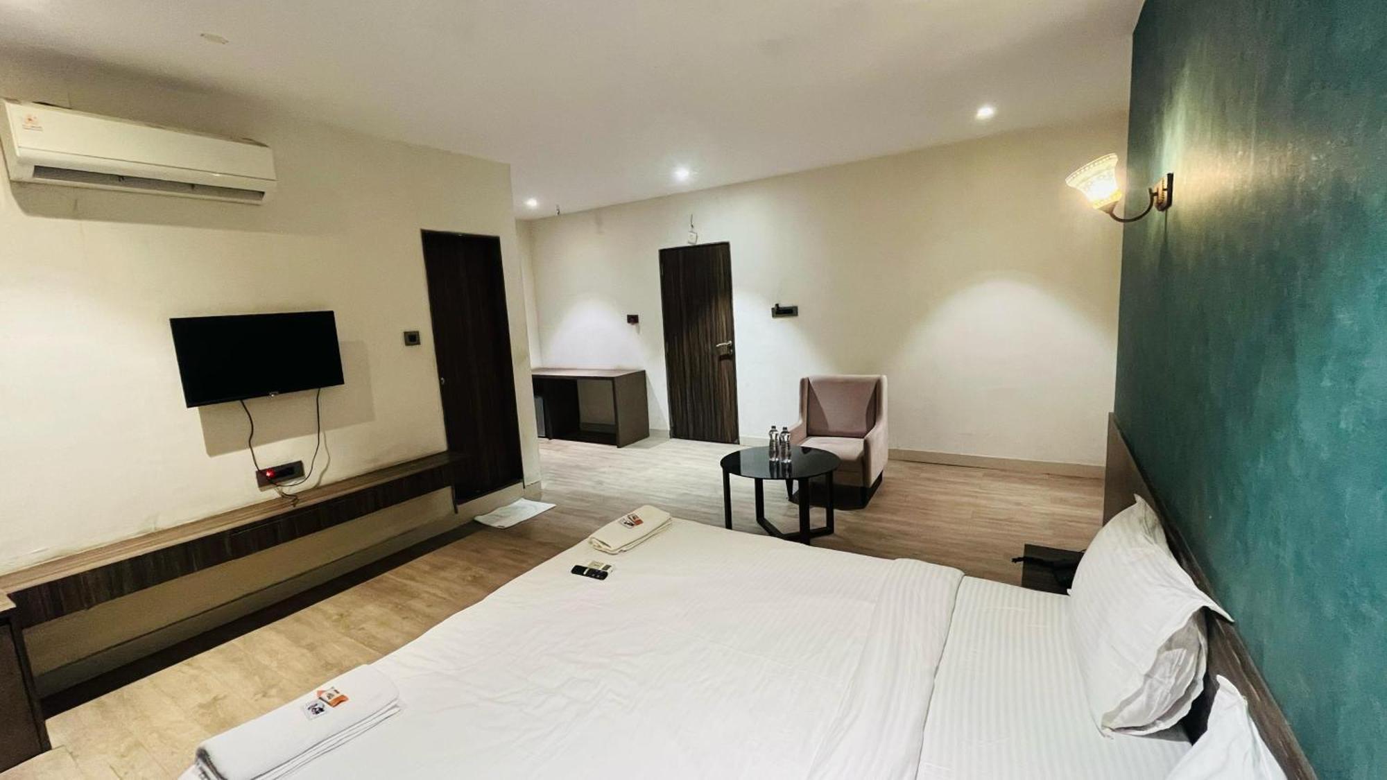 Hotel Elegant Inn Surat Luaran gambar